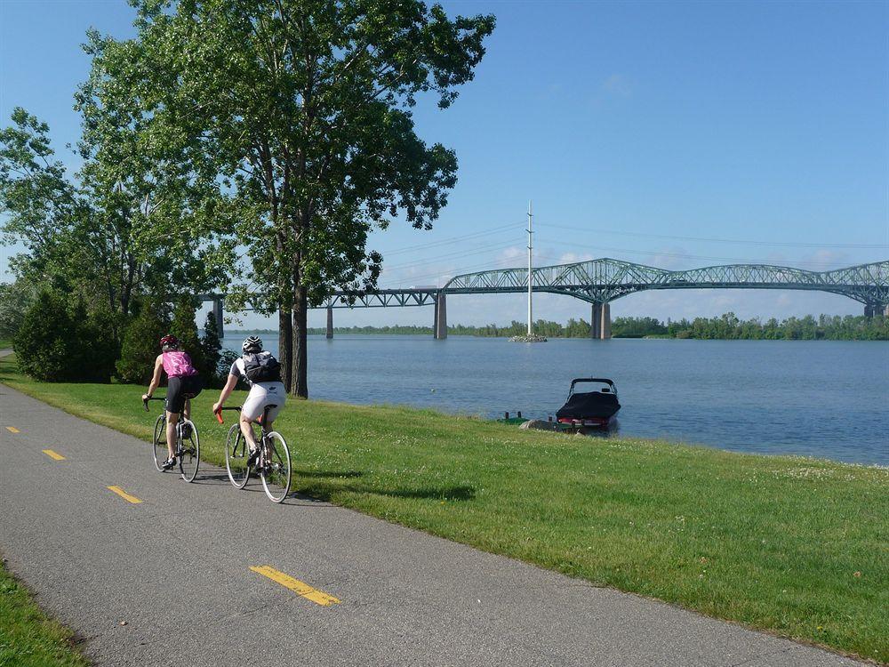 Motel Du Fleuve Brossard Ngoại thất bức ảnh