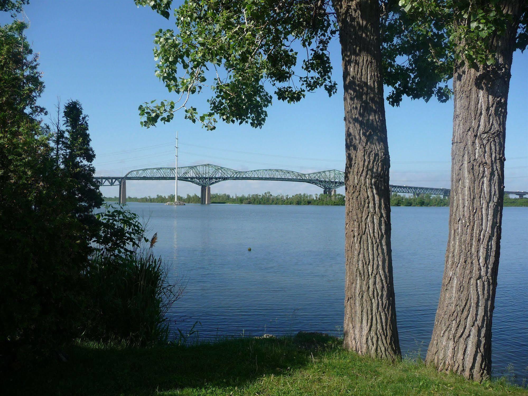 Motel Du Fleuve Brossard Ngoại thất bức ảnh