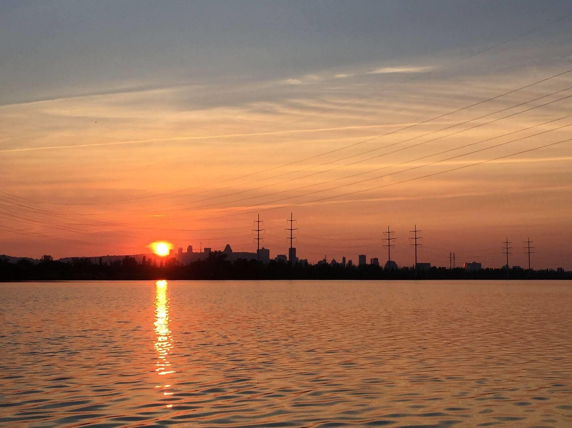 Motel Du Fleuve Brossard Ngoại thất bức ảnh