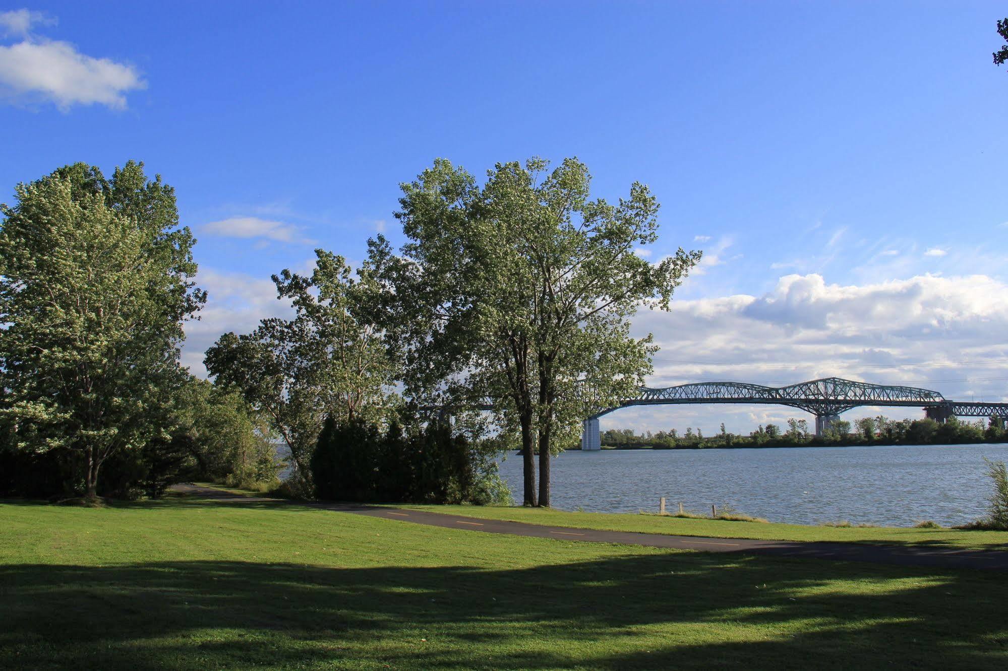 Motel Du Fleuve Brossard Ngoại thất bức ảnh